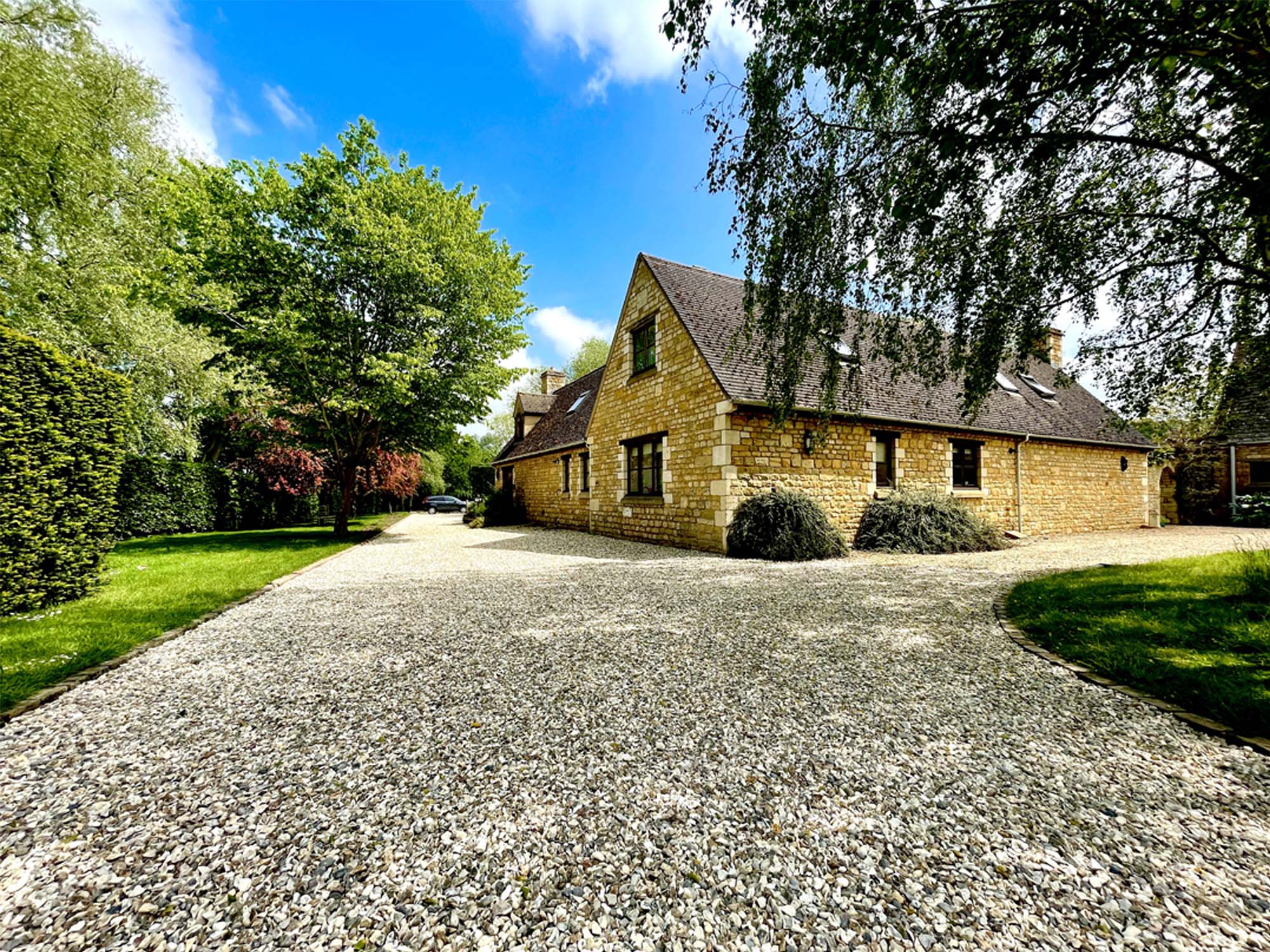 A mixed colour gravel driveway