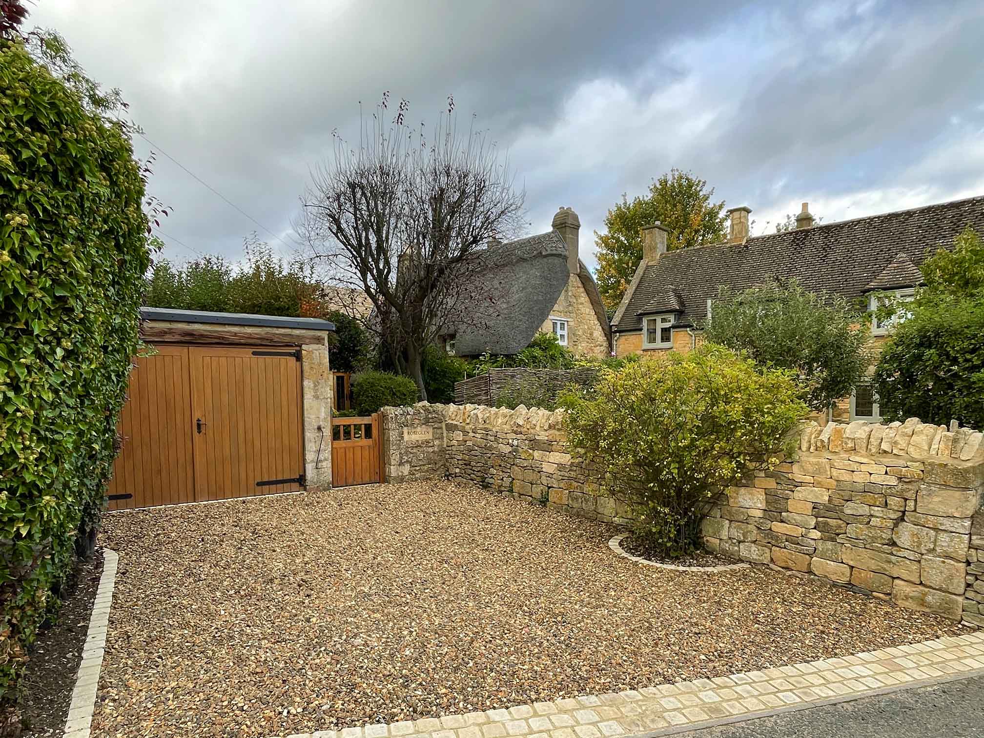 a small gravel driveway